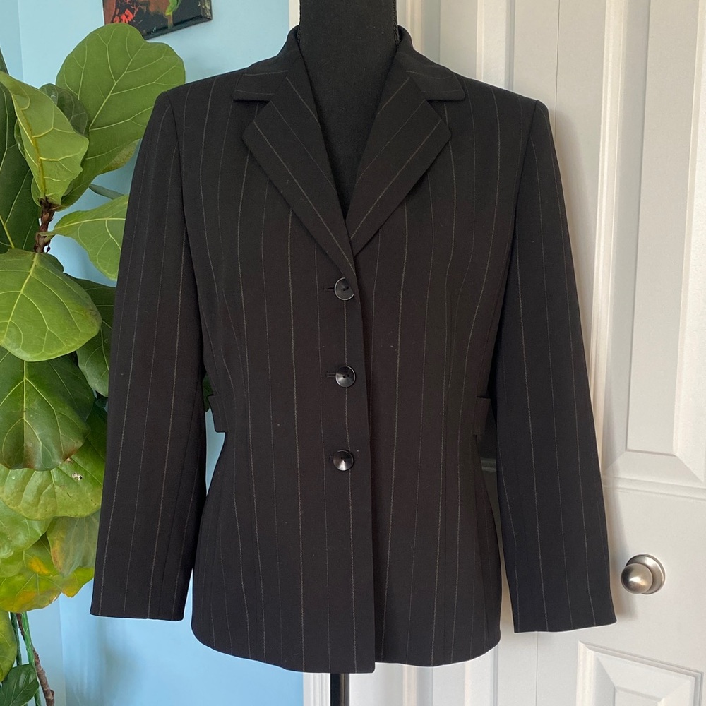 Beautiful 90’s Kasper Petite 4P Black Pinstripe Blazer With Three Buttons